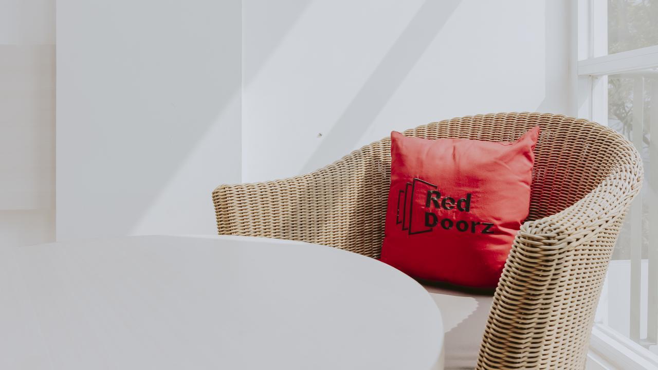 Hotel RedDoorz near Pancoran Dżakarta Zewnętrze zdjęcie