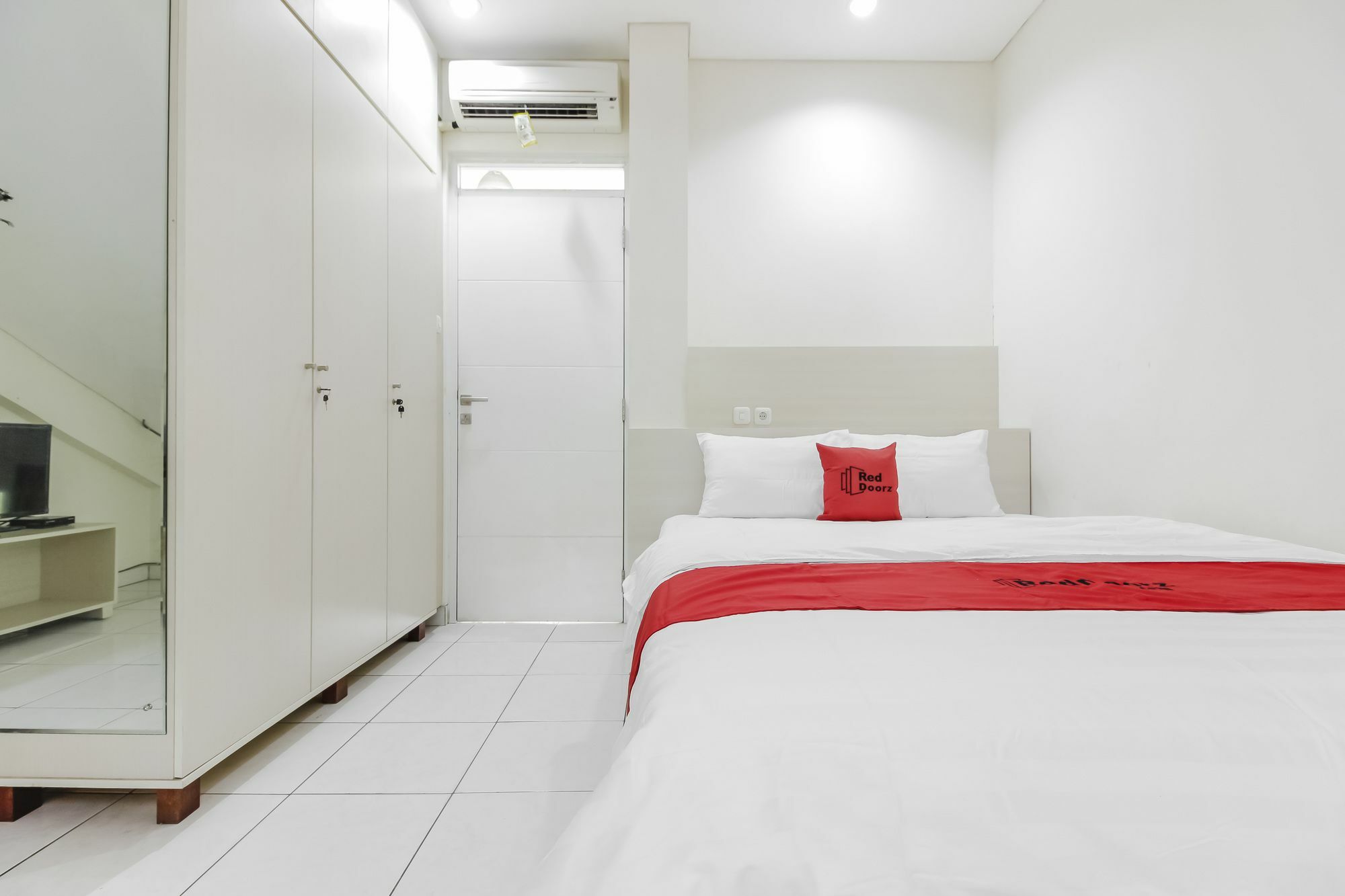 Hotel RedDoorz near Pancoran Dżakarta Zewnętrze zdjęcie