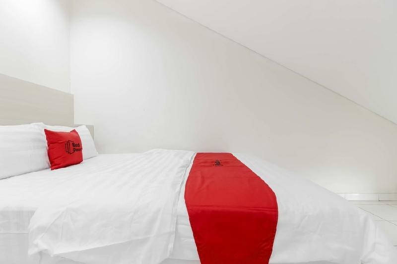 Hotel RedDoorz near Pancoran Dżakarta Zewnętrze zdjęcie